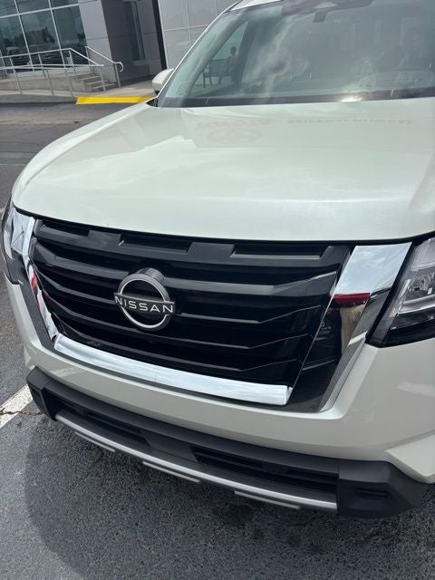 2024 Nissan Pathfinder Platinum FWD