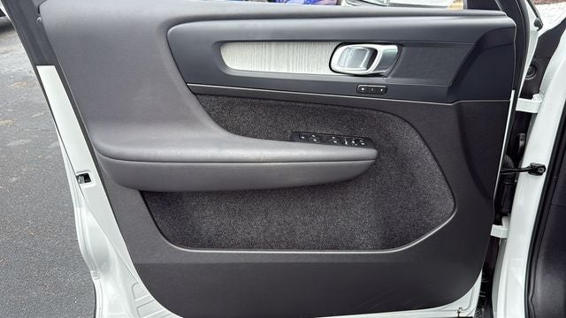 2025 Volvo XC40 B5 Core Bright Theme