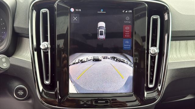 2025 Volvo XC40 B5 Core Bright Theme