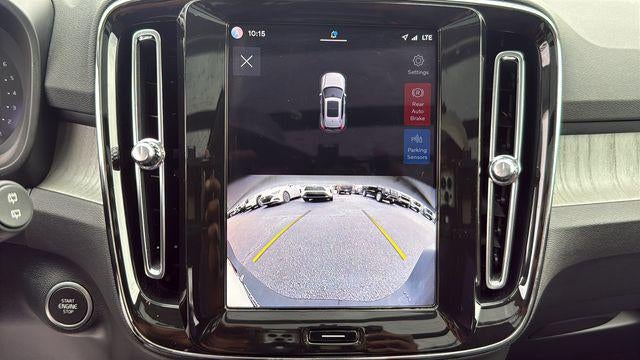 2025 Volvo XC40 B5 Core Bright Theme